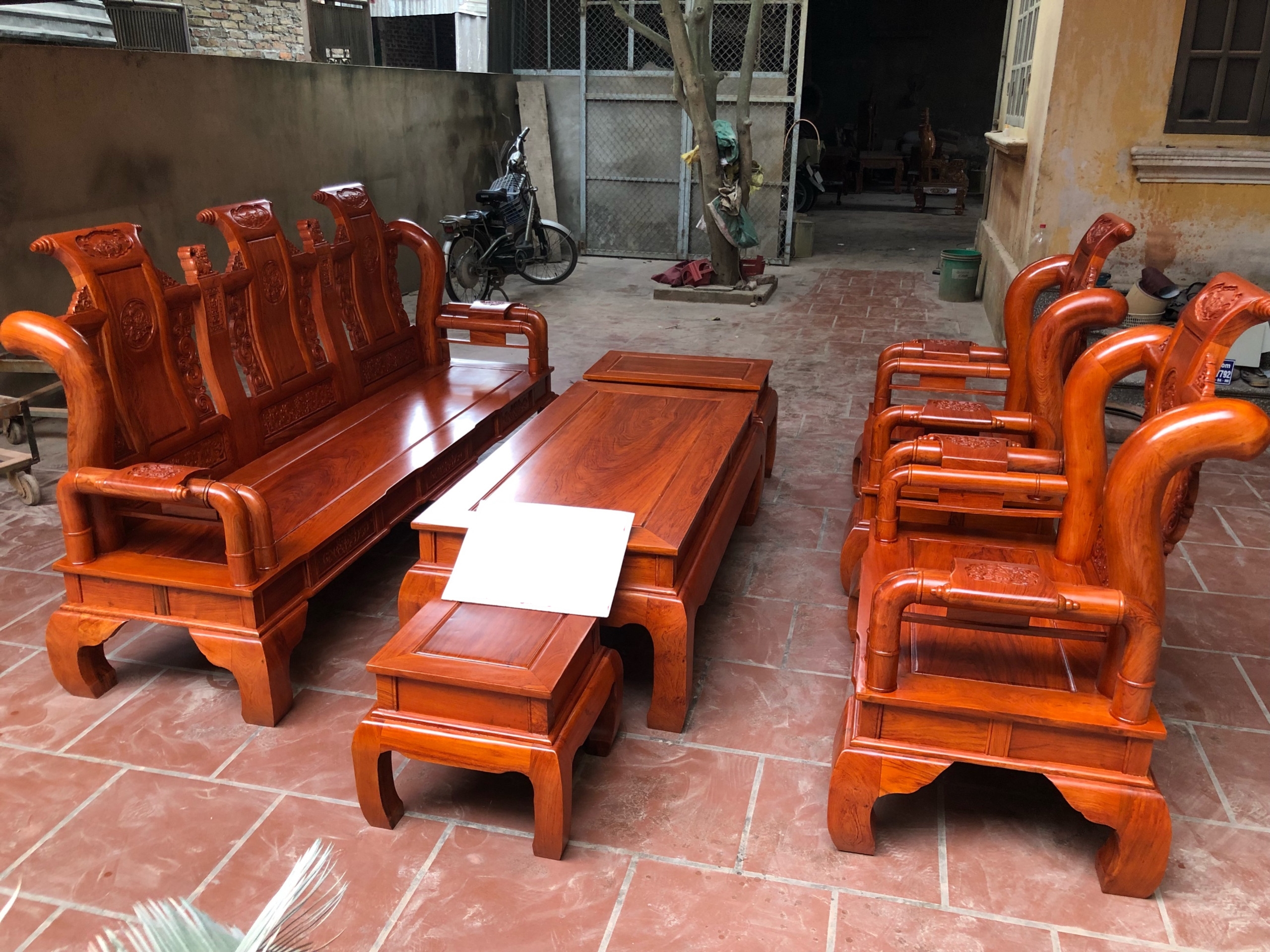 Bộ bàn ghế gỗ hương đá cột 10cm bộ 6 món (1 đoản dài, 2 ghế, 1 bàn, 1 đôn cao, 1 đôn nhỏ)