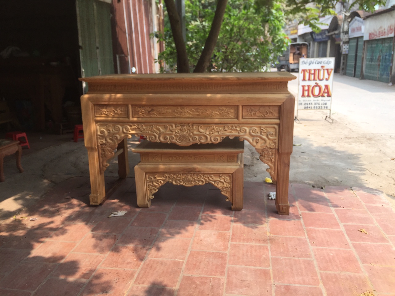 Bàn thờ gỗ gụ (dài 197cm, sâu 97cm, cao 127cm) + chân 12cm