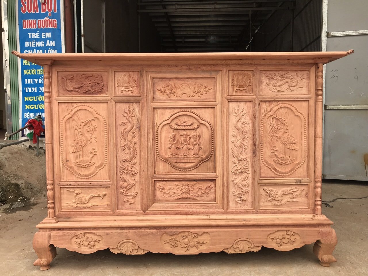 Tủ thờ gỗ gụ (dài 197cm, sâu 81cm, cao 127cm) cánh cong