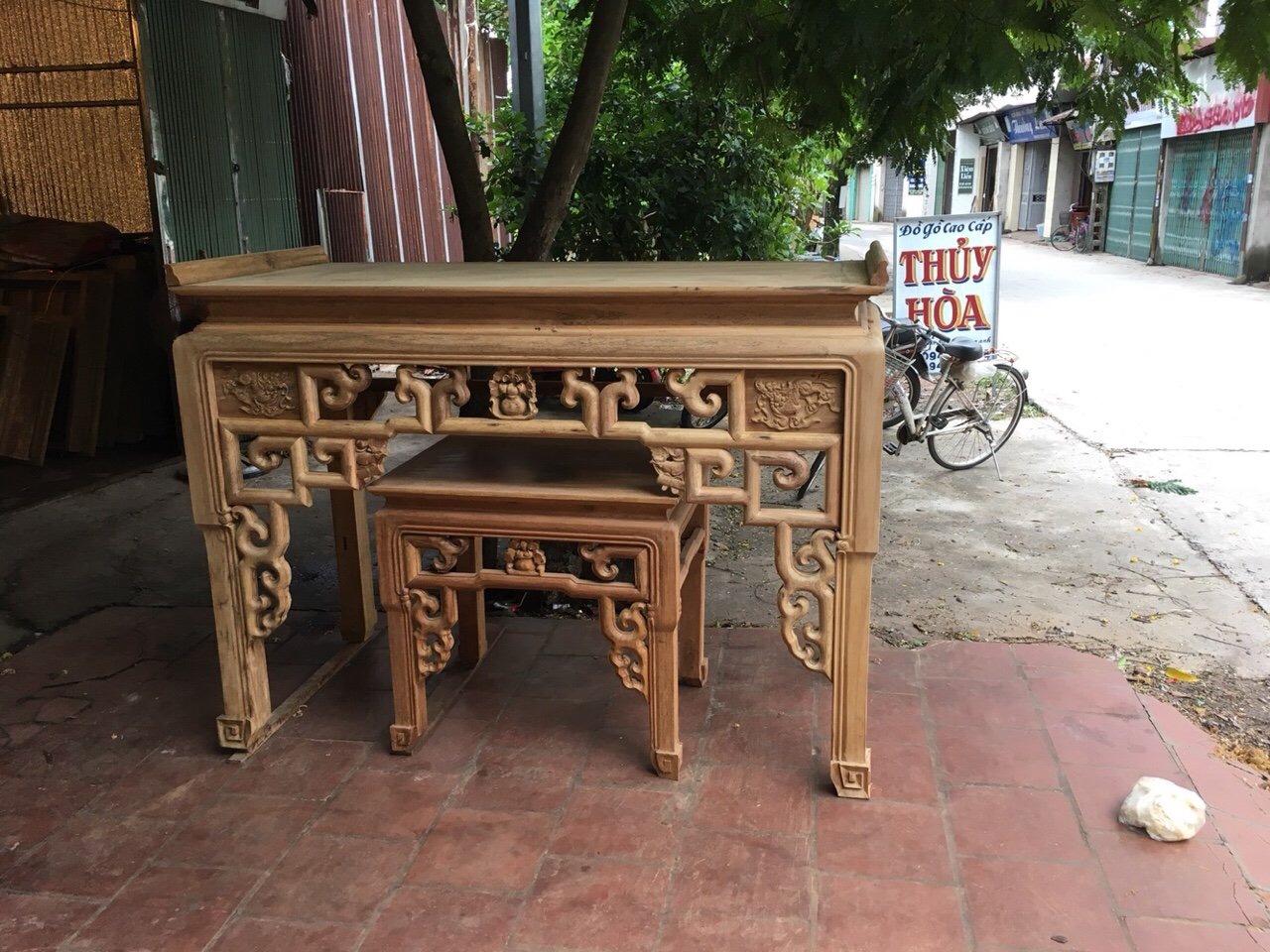 Bàn thờ móc mỏ